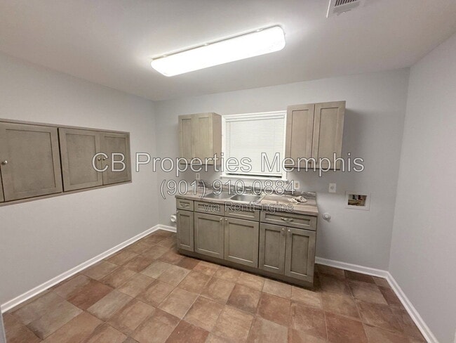Building Photo - 1445 Robin Hood Ln