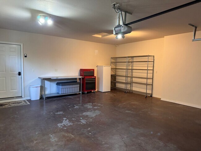Building Photo - Stylish One-Story FULLY FURNISHED 3Bed, 2B...