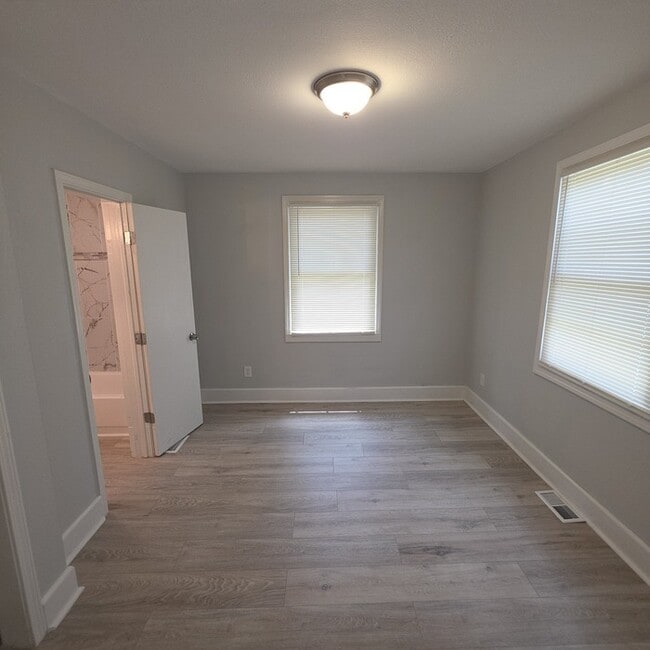 Building Photo - Cozy 3 bedrooms and 1 bath home located on S Pleasant St in Independence, MO