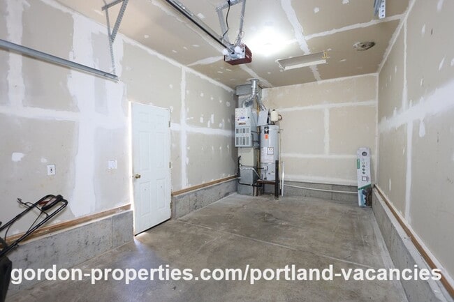 Building Photo - SE 121st Ave- 3 bedroom townhome with gas fireplace