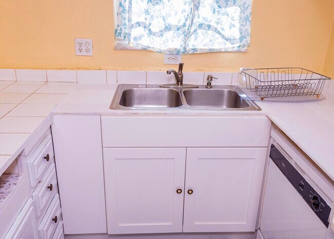 Building Photo - 3240 Ridge Hill Rd