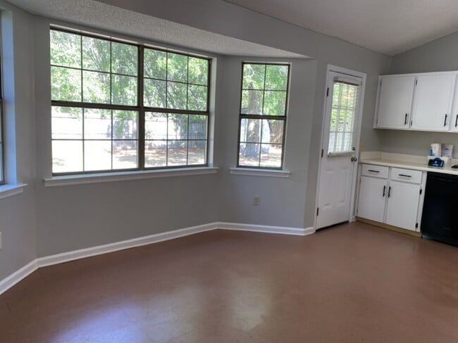 Building Photo - AVAILABLE LATE NOVEMBER (Small Pets Only)