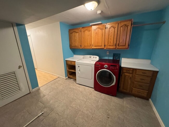 Building Photo - 5 Bedrooms!