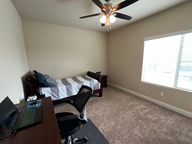 Building Photo - Southwest 4 bedroom Home