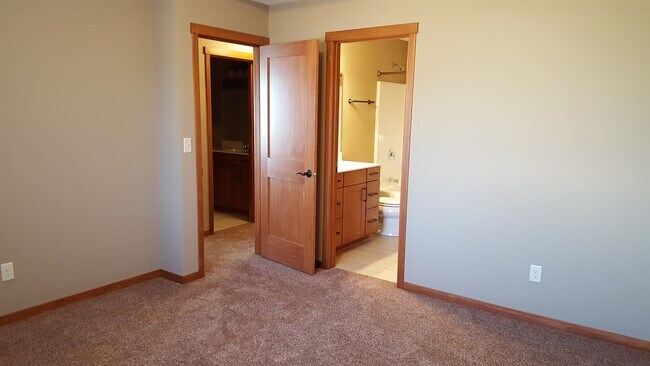 Building Photo - 3984 Stone Point Dr NE