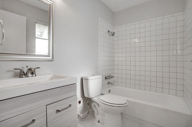 Building Photo - Cozy 3BD Home with Functional Features and...