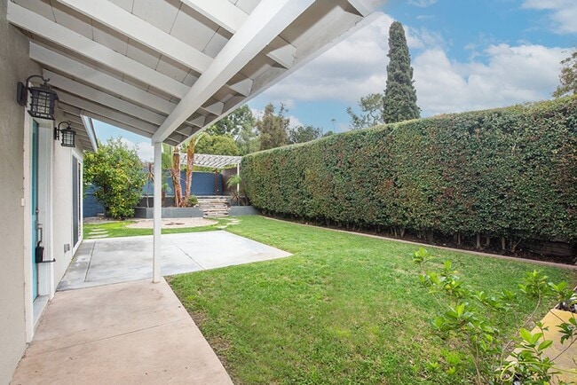 Building Photo - Charming Three Bedroom 2 Bath Home with Spacious Backyard for Entertaining!