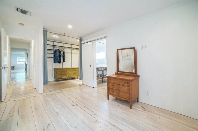 Building Photo - 64 Comal St
