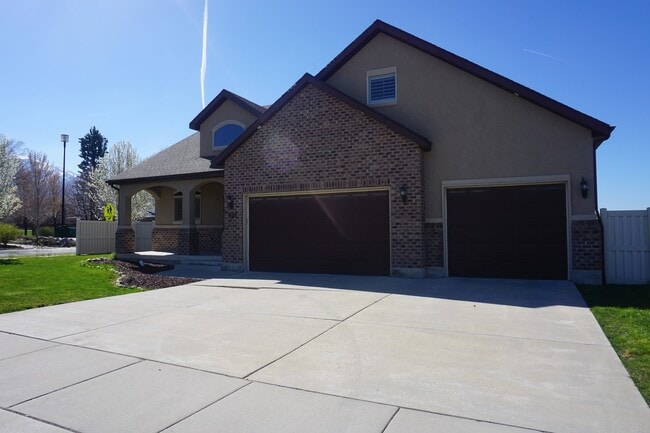 Primary Photo - Gorgeous 4 Bedroom Sandy Home "Pet Friendly"