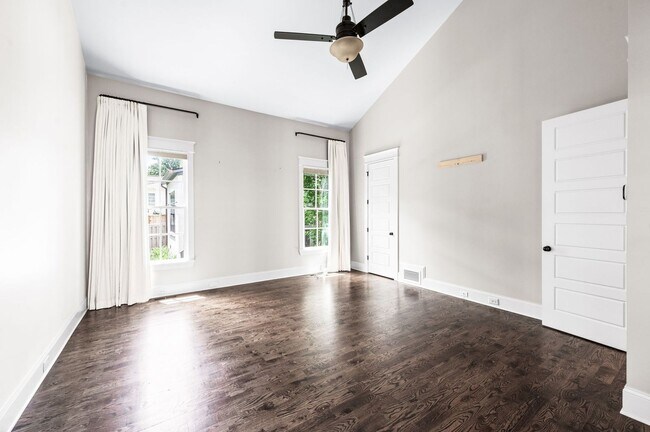Building Photo - 1735 Hillmont Dr