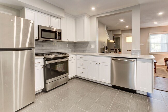 Building Photo - Trinidad Rowhome | 2 Bed | 1 Bath | 800 Sf | Large Fenced-In Front Porch & Fenced-in Backyard | 2...