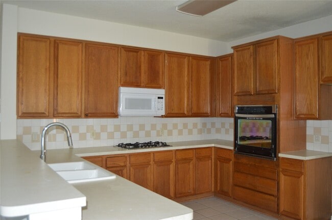 Building Photo - 2423 Waterwood Dr