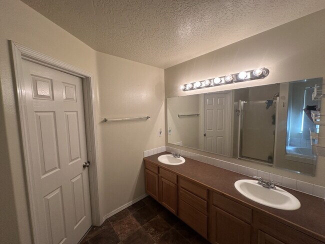 Building Photo - "Spacious 4-Bedroom Gem with 2.5 Bathrooms...