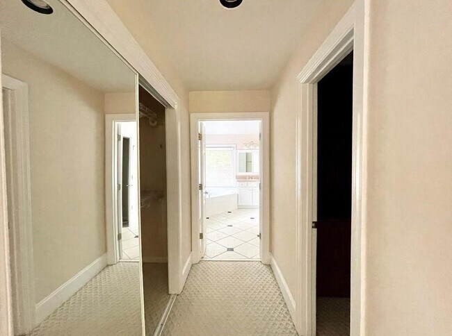 Building Photo - 455 Wembley Cir