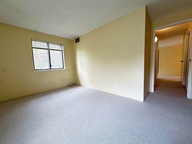 Building Photo - 10 Village Hill Ln