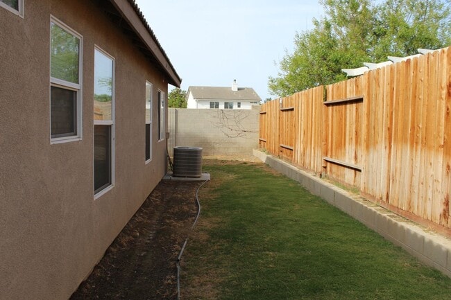 Building Photo - Silver Creek Home