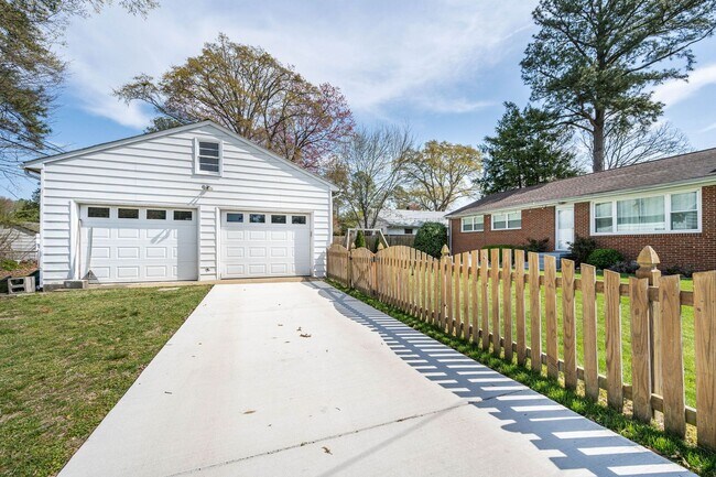 Building Photo - 3 Bedroom Home For Rent in Sandston VA With Detached Garage, Fenced Yard, and Lawn Care Included
