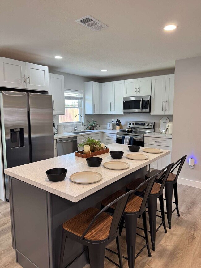 Building Photo - House close to UCF & Valencia with 4 Bedrooms for Students!