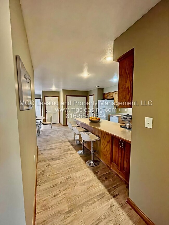 Building Photo - 706 Meadow Ct