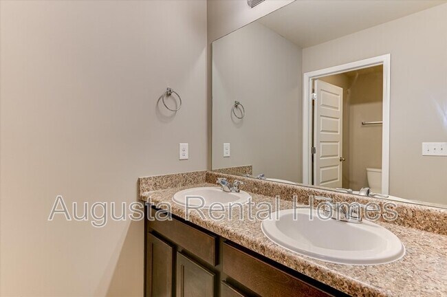 Building Photo - 5060 Vine Ln