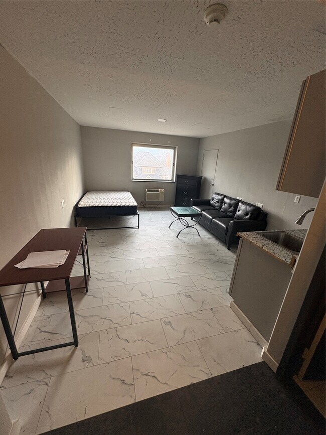 Building Photo - 65 Front St