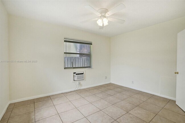 Building Photo - 403 SW 11th Ct