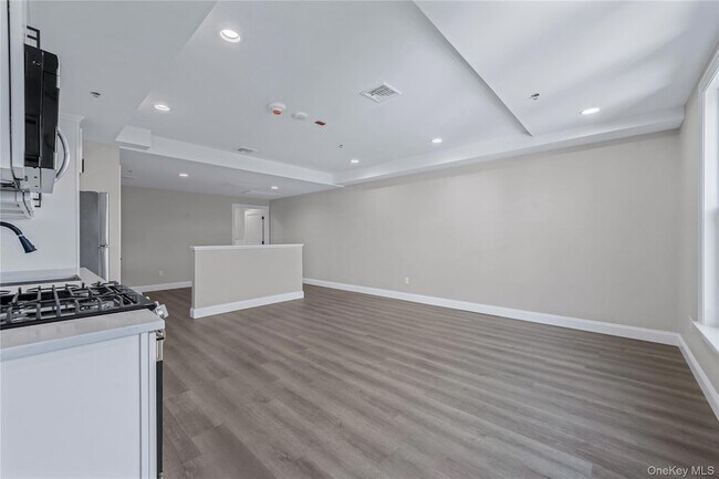 Building Photo - 110 School St