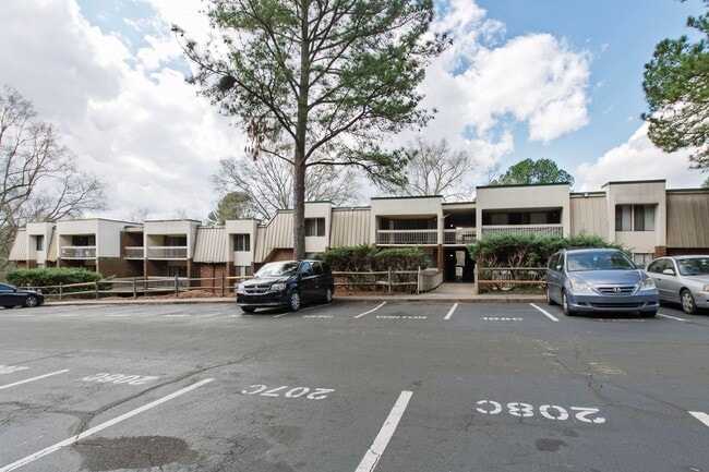 Building Photo - Charming 2BR Bolinwood Condo in Prime Chapel Hill Location!