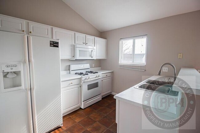 Building Photo - 3 Bedroom / 2 Bathroom House | Millard