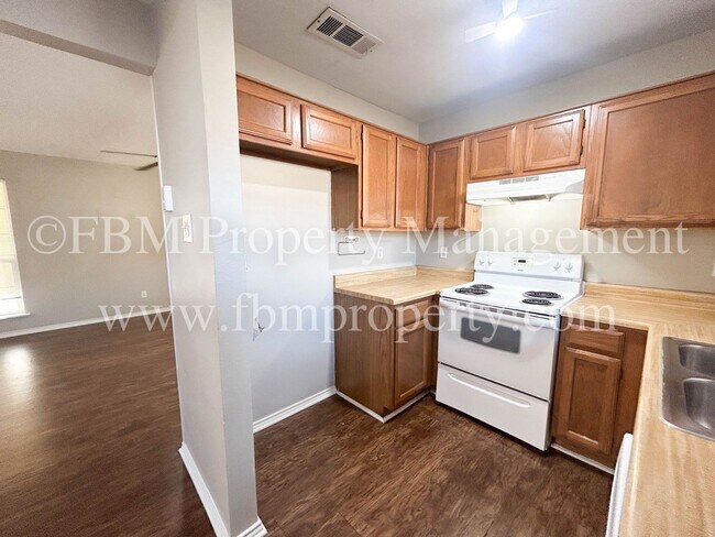 Building Photo - 701-703 Hillcrest Ct