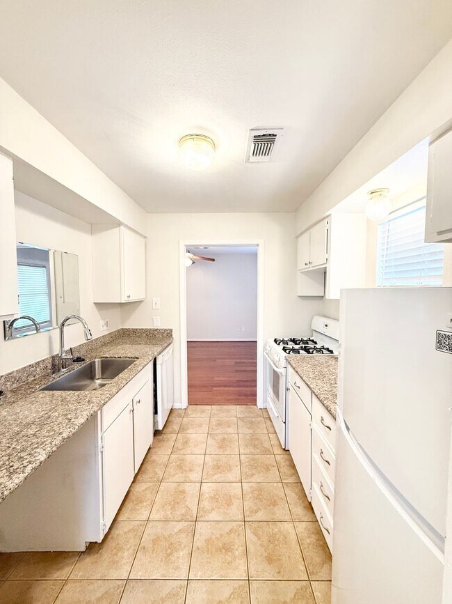 Building Photo - BRA11