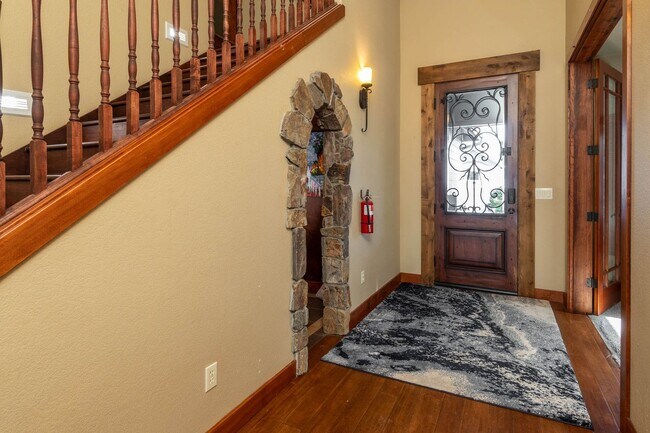 Building Photo - Large spectacular home with all the bells and whistles