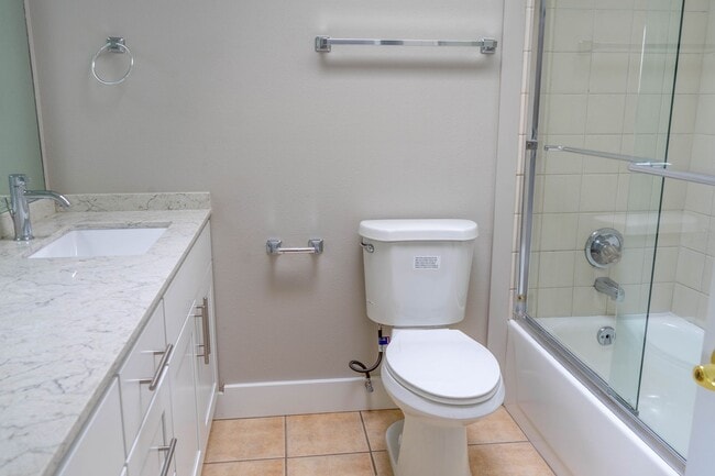 Building Photo - Fantastic Fairwood Home - Impressive interiors and lots of space