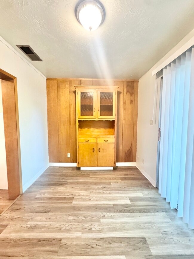 Building Photo - Charming 2-bedroom 1-bathroom duplex in Ca...
