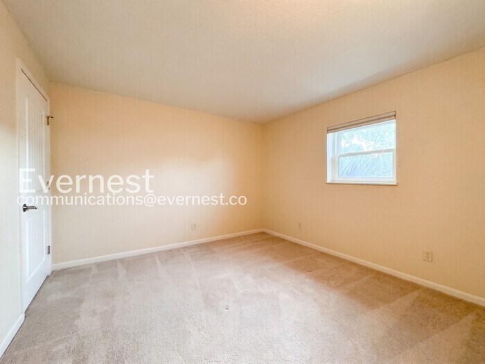 Building Photo - 9225 Clermont Dr