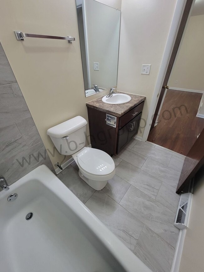 Building Photo - 4705 42nd Ave