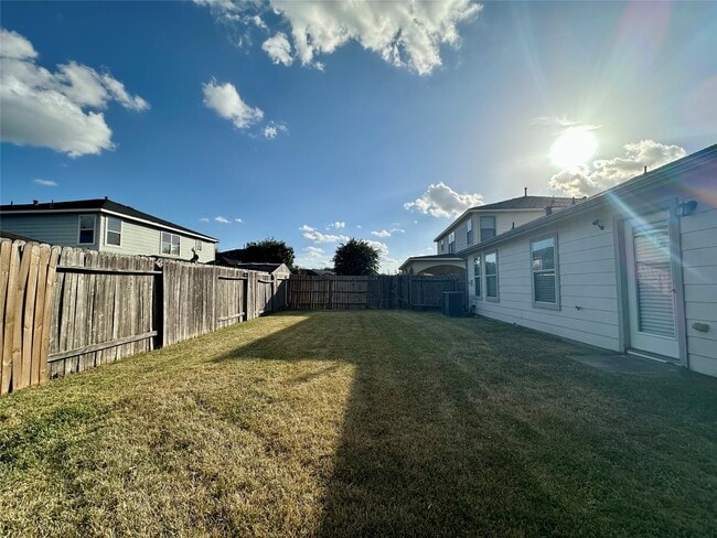 Building Photo - 20515 Hillsdale Park Dr