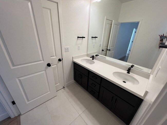 Building Photo - 4 Bed / 3 Bath | Crocker Village Home Available Now