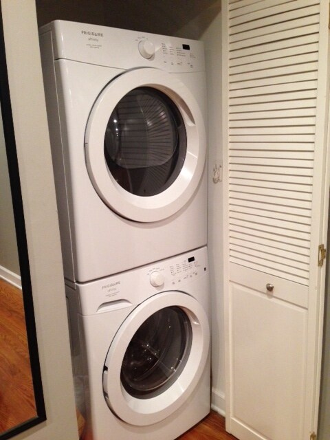 In Unit Washer/Dryer - 3526 N Reta Ave