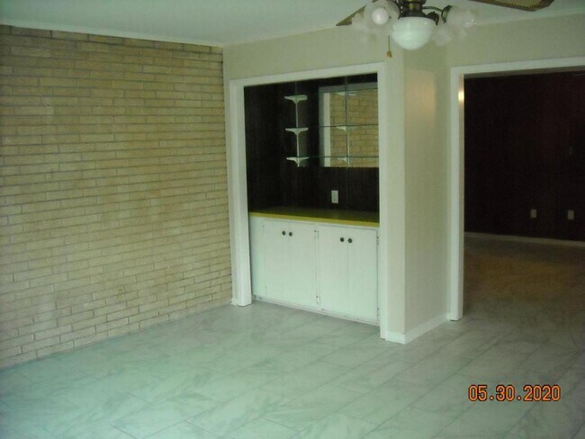 Building Photo - 10331 W Almond Dr