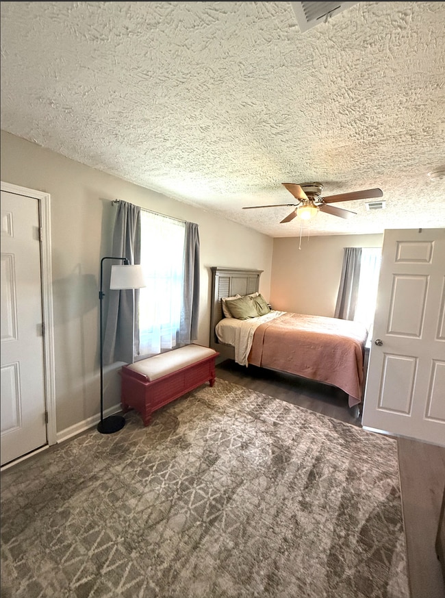 Building Photo - Beautiful 4 Bedroom Home with Bonus Room –...