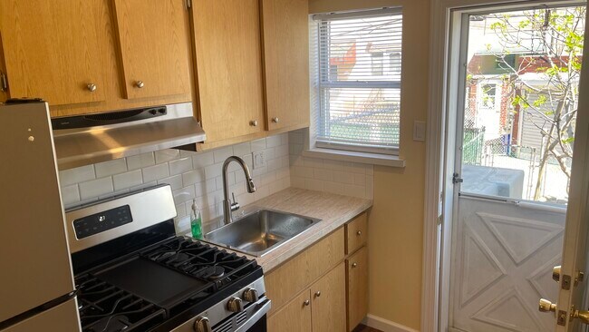 Kitchen - 2713 S Alder St