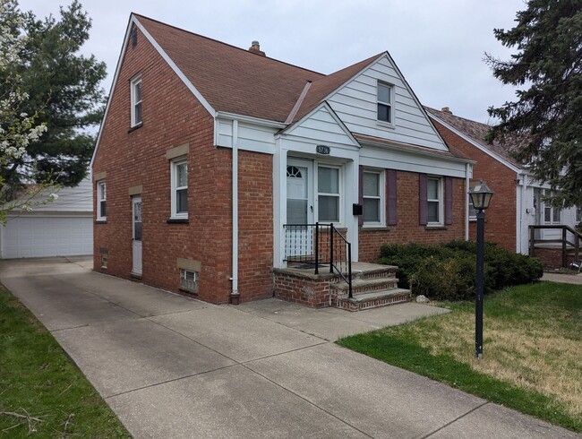 Building Photo - Charming 3-Bedroom Property in Prime Location