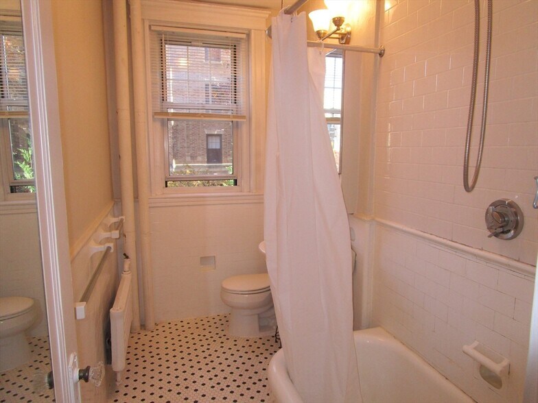 Building Photo - 122 Riverway