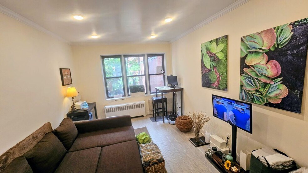 Primary Photo - 403 E 73rd St