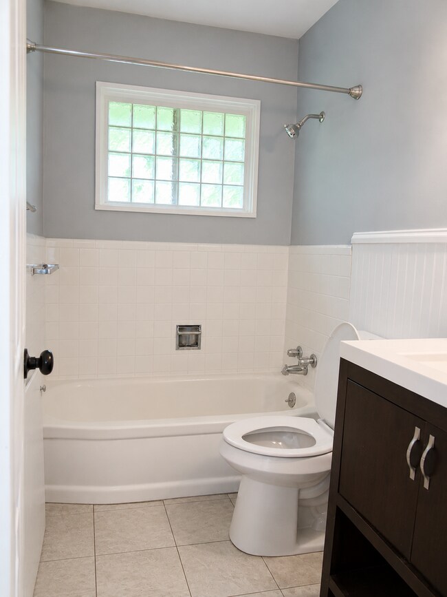 Building Photo - Beautiful 3BR/2BA Home with Large Yard & Outdoor Deck | Northeast Jackson