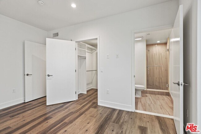 Building Photo - 129 S Kings Rd
