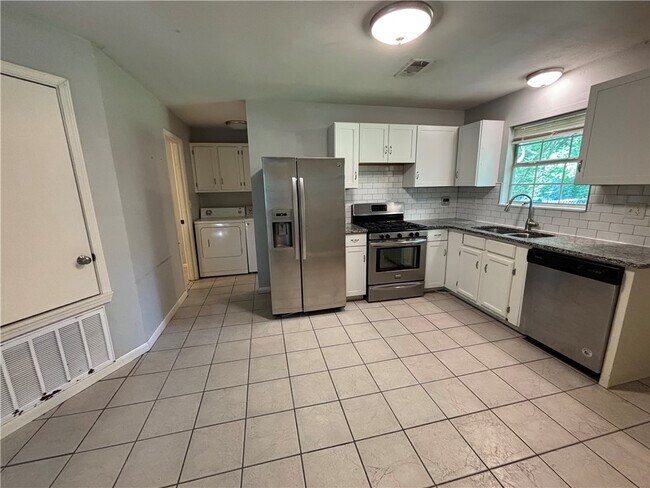 Building Photo - 6450 Nicole Ln