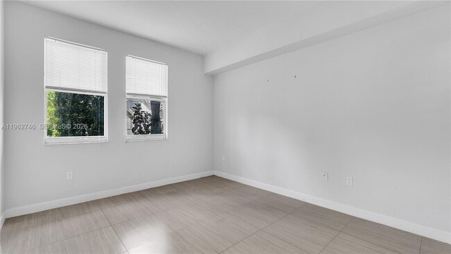 Building Photo - 533 NE 3rd Ave