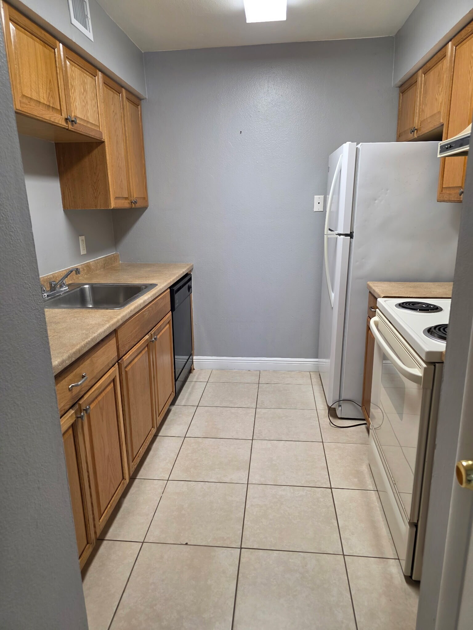 Building Photo - 9004 Tudor Dr